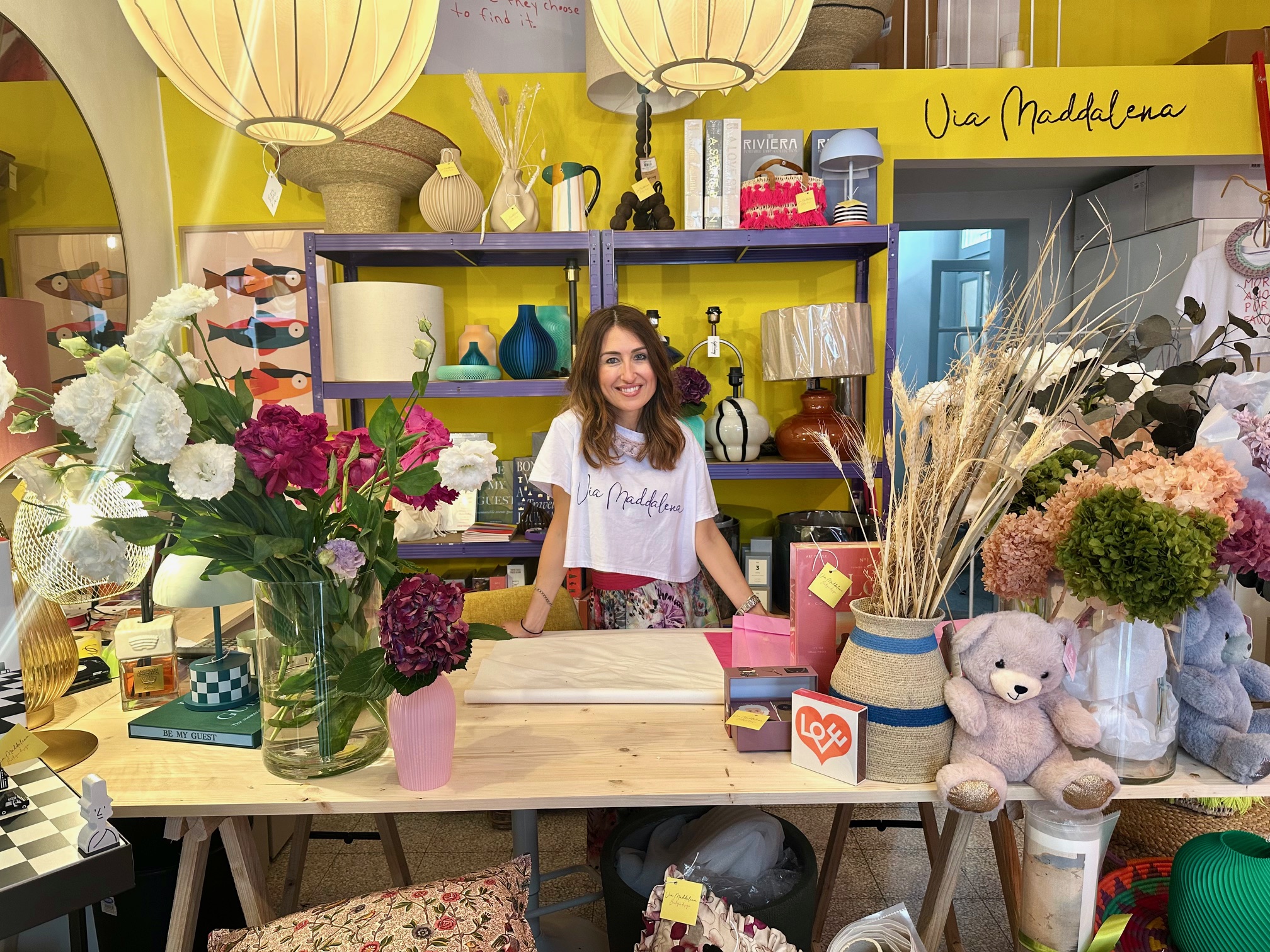 Oggetti di design su sfondo neutro